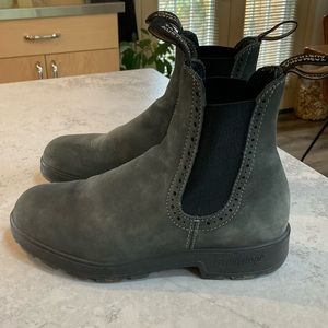 Like new blundstone boots. Size 8